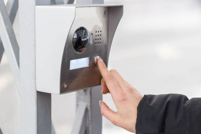 Interfoane și Sisteme de Interfonie – Instalare Profesională