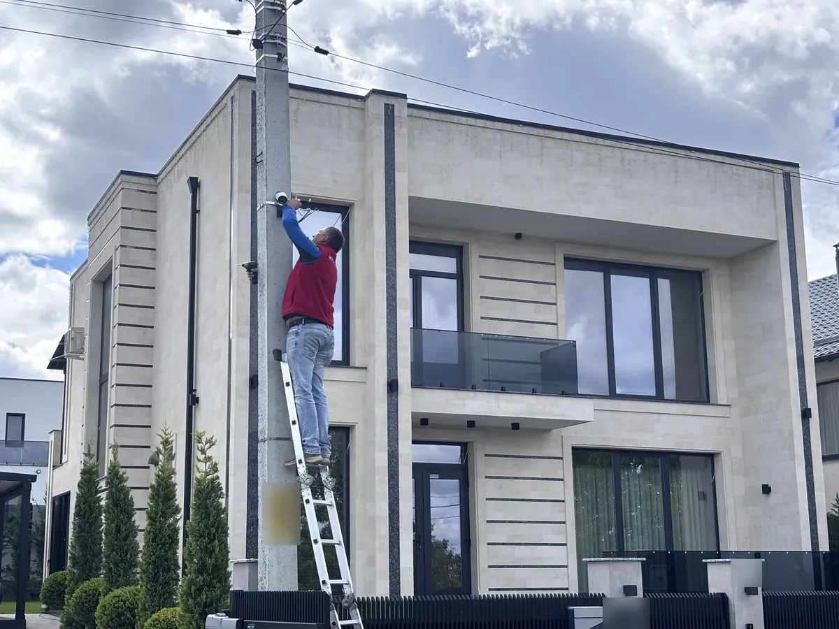 Montaj cameră de supraveghere pe stâlp