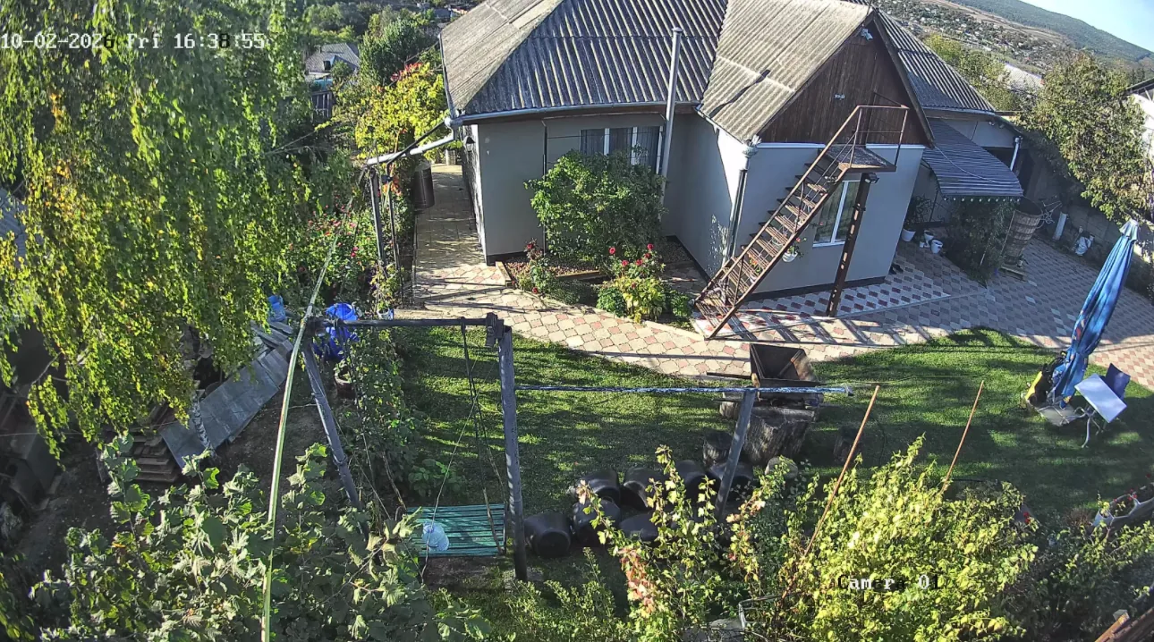Камера видеонаблюдения у дома в селе: двор и вход
