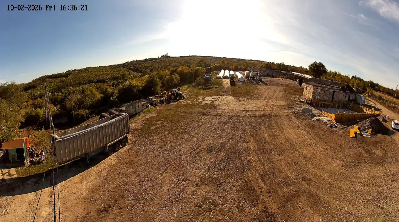 Cameră de supraveghere panoramică: tot terenul unei ferme într-un singur cadru