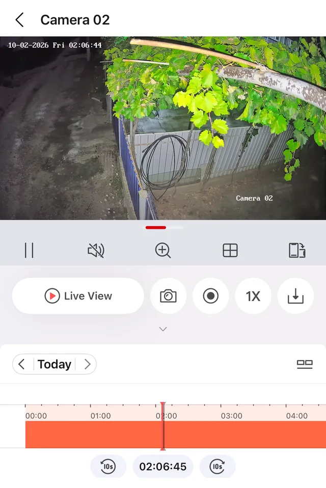 Запись с камеры в 02:06 ночью, в цвете, в приложении Hik-Connect, с временной шкалой