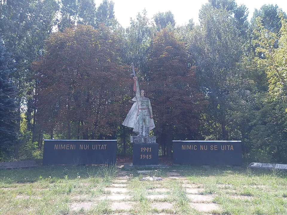 Памятник в селе Чучулень