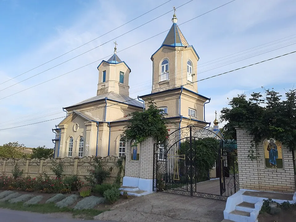 Церковь в селе Сэрата Веке